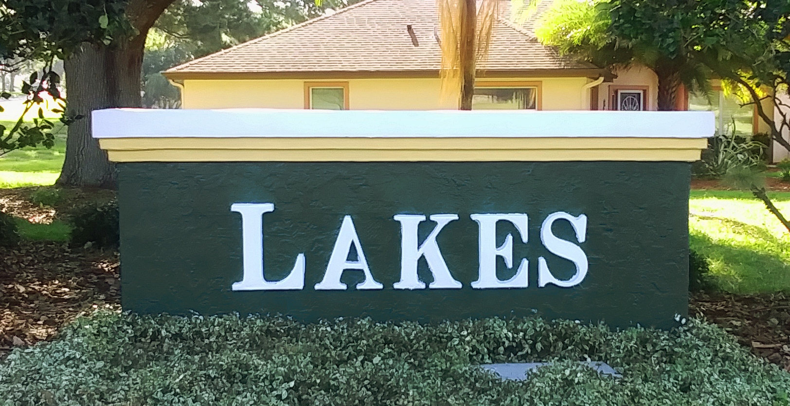 monument-sign-lakes